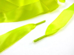 B651 Satinbandssnodd med plaständar neongul (110 cm) (10 fp)