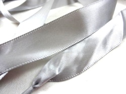 B651 Satinbandssnodd med plaständar grå (110 cm) (10 fp)