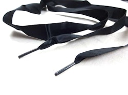 B651 Satinbandssnodd med plaständar svart (110 cm) (10 fp)