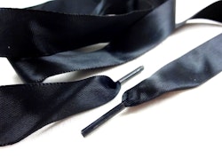 B651 Satinbandssnodd med plaständar svart (110 cm) (10 fp)