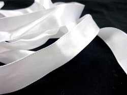 B651 Satinbandssnodd med plaständar vit (110 cm) (10 fp)