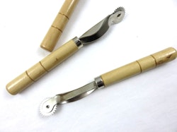 S240 Metallsporre med trähandtag (1/3/12 st)