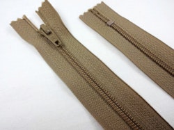 D122 Blixtlås 25 cm 4 mm spiral ej delbar beige