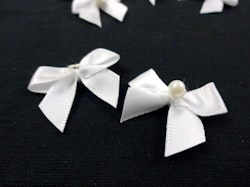 S674 Satinrosett med pärla vit (50 st)