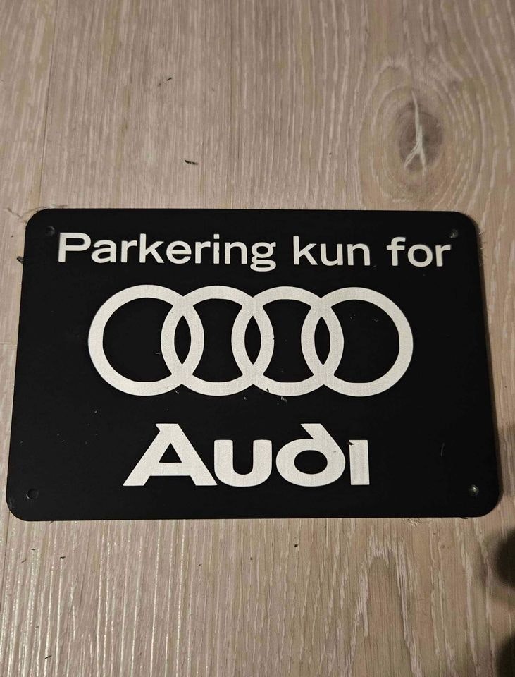 Parkeringsskilt med valgfritt bilmerke