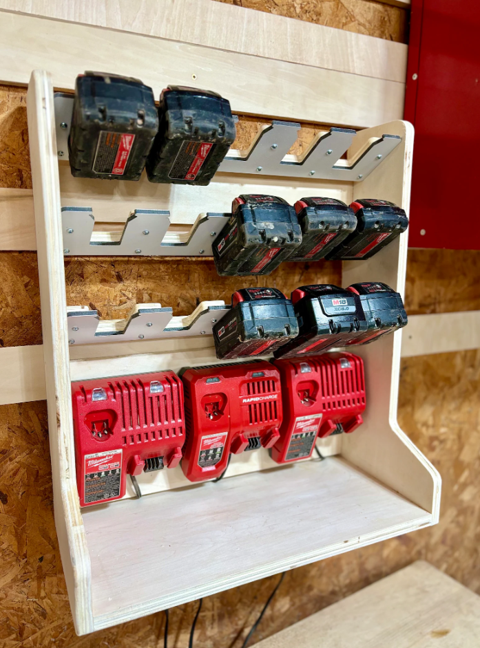 Ladehylle med batterilagring til Milwaukee