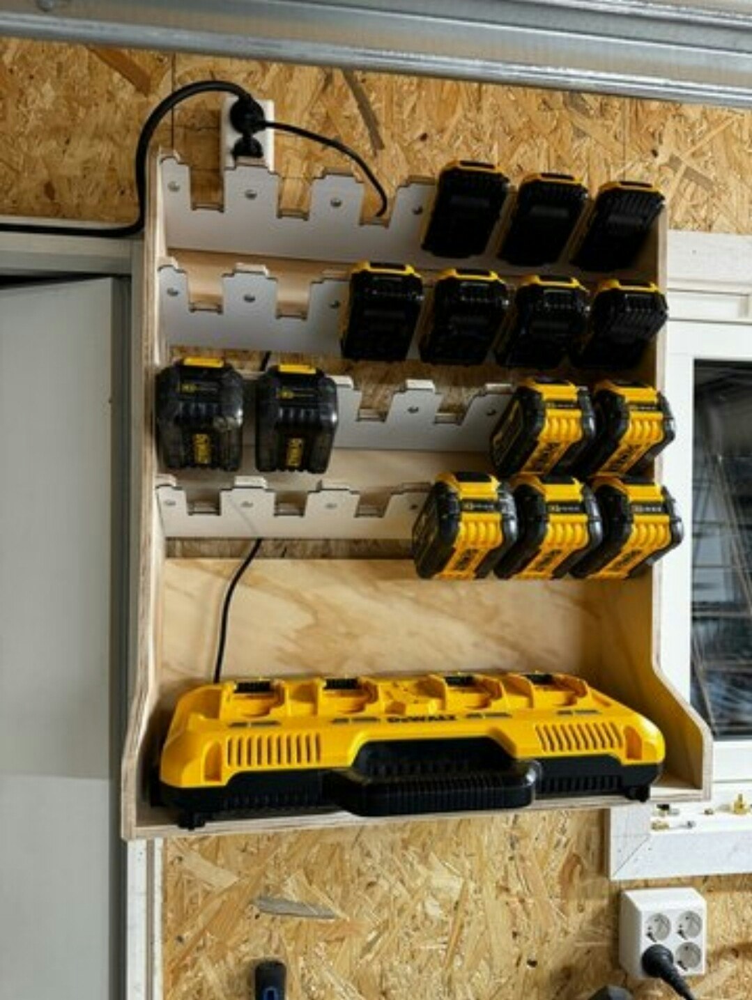 Dewalt ladehylle med 24 batterier