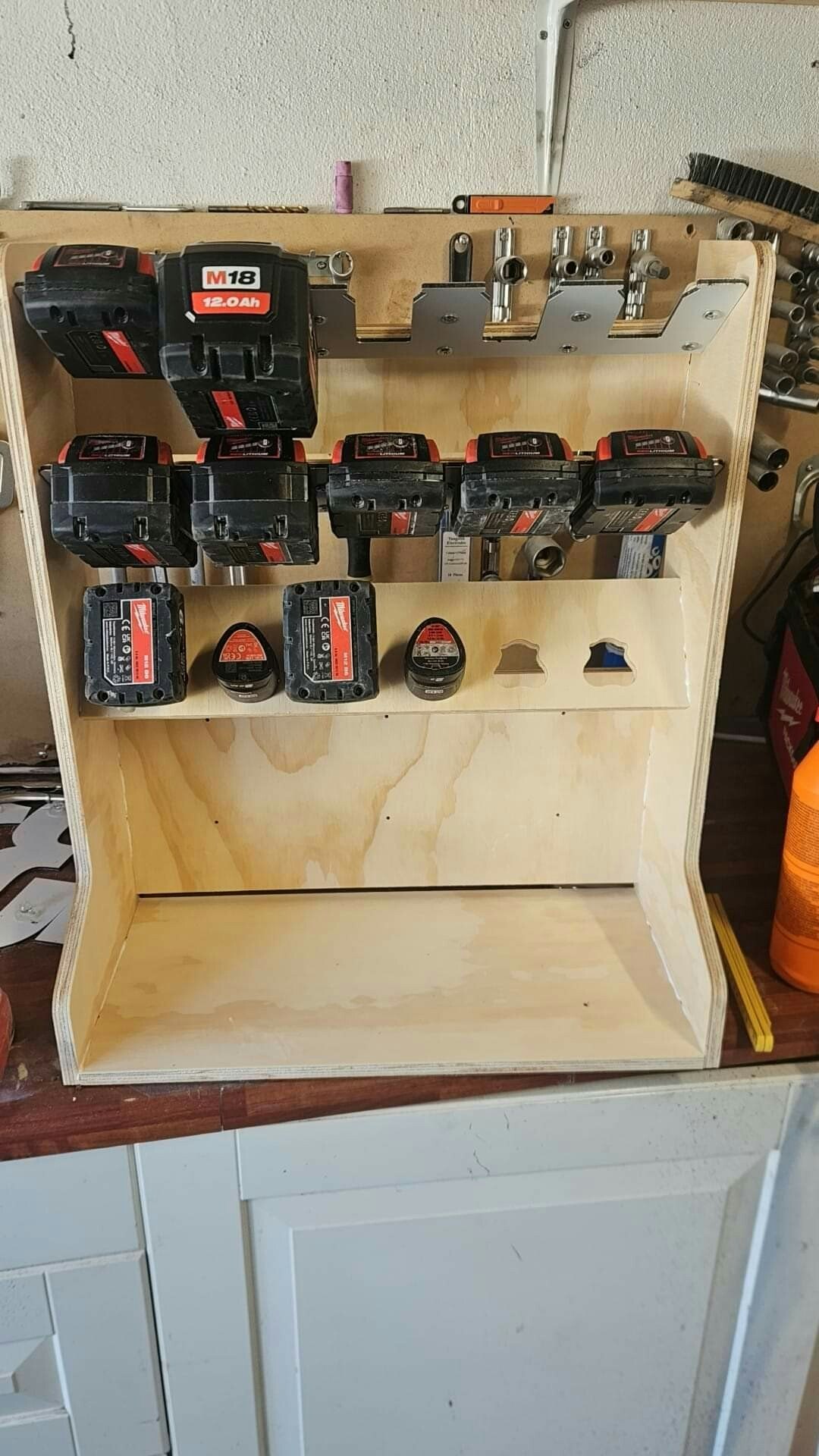 Ladehylle med batterilagring til Milwaukee