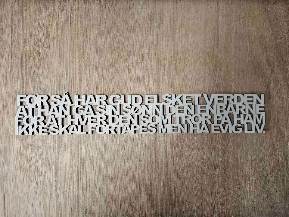 Johannes 3:16 i utskåret tre