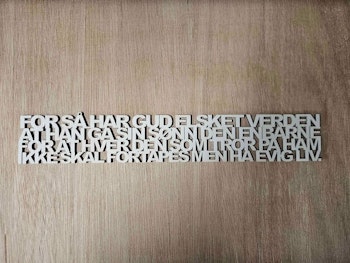 Johannes 3:16 i utskåret tre