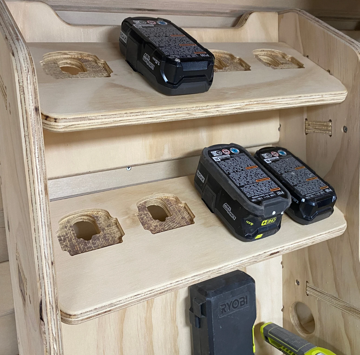 Ryobi verktøystasjon  med plass til 8 batterier og lader