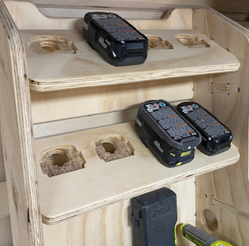 Ryobi verktøystasjon  med plass til 8 batterier og lader