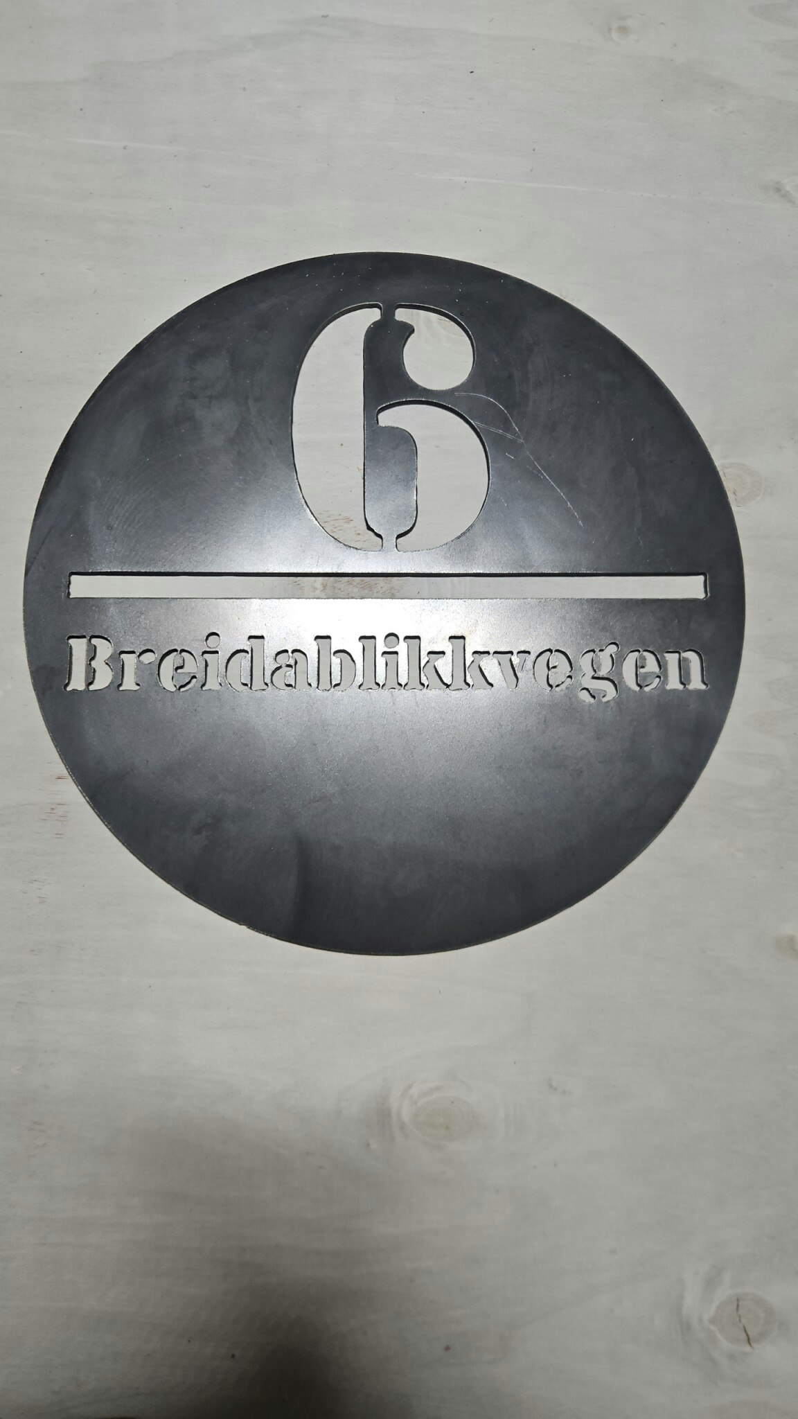 Adresseskilt rundt i corten