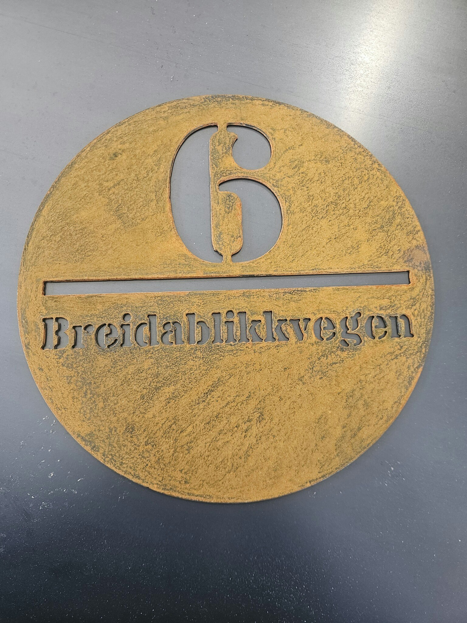 Adresseskilt rundt i corten