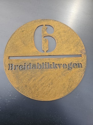 Adresseskilt rundt i corten