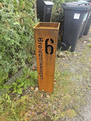 20x20 cm Søyle med husnummer og gatenavn