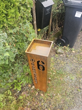20x20 cm Søyle med husnummer og gatenavn