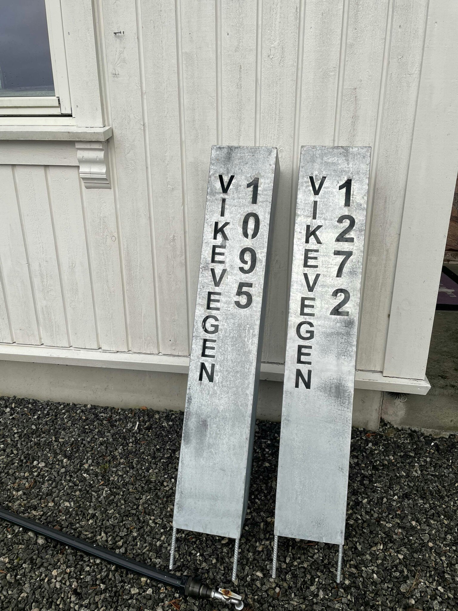 Adressesøyle galvanisert