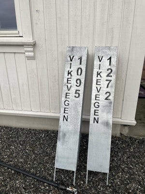 Adressesøyle galvanisert