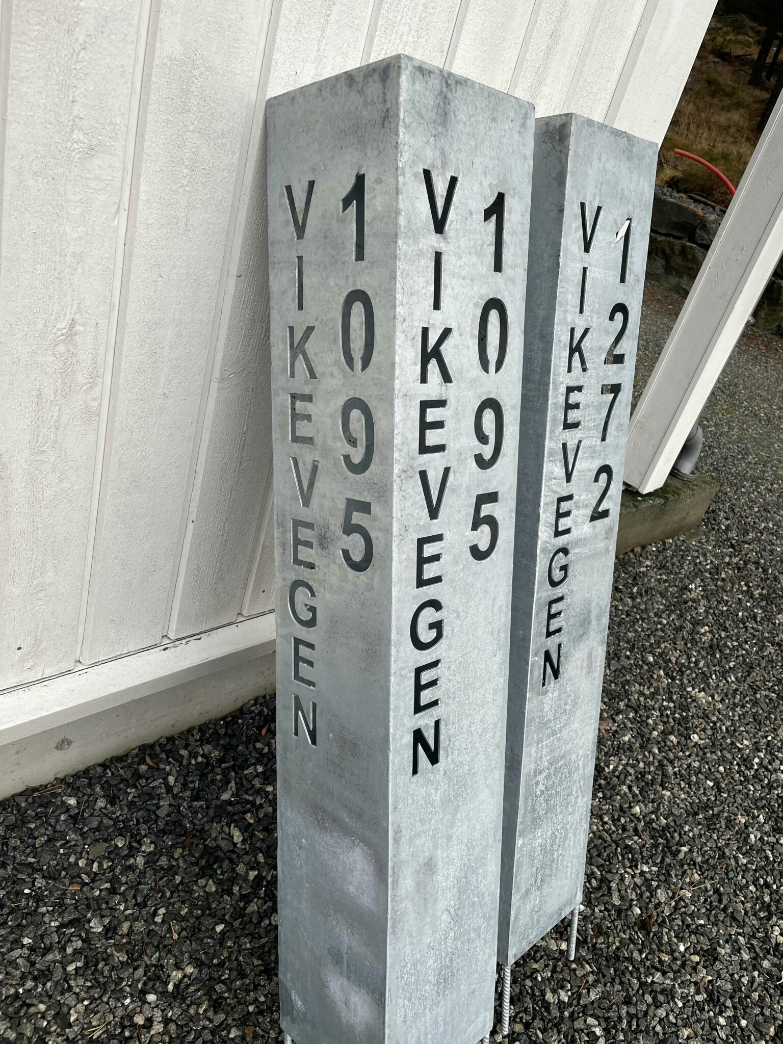 Adressesøyle galvanisert