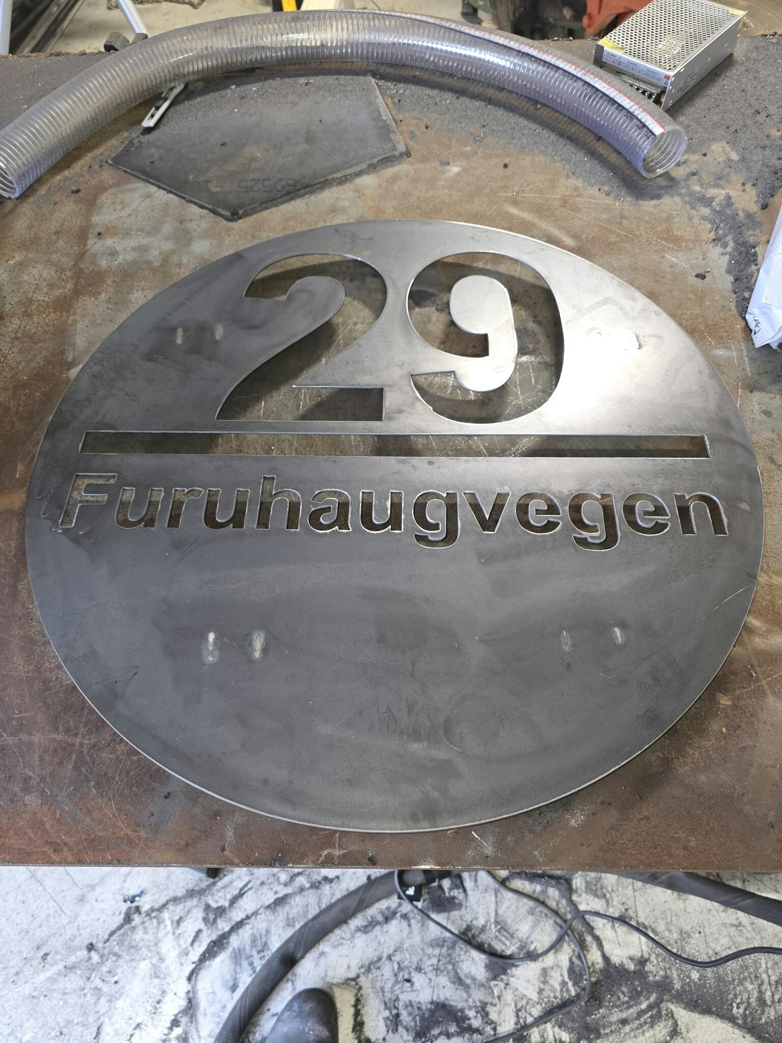 Adresseskilt rundt i corten