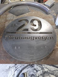 Adresseskilt rundt i corten