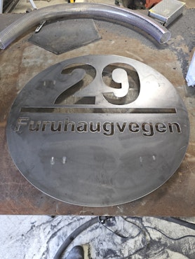 Adresseskilt rundt i corten