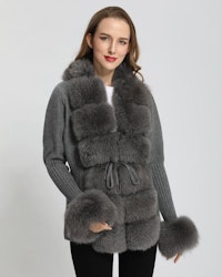 Bossy knitted fox fur