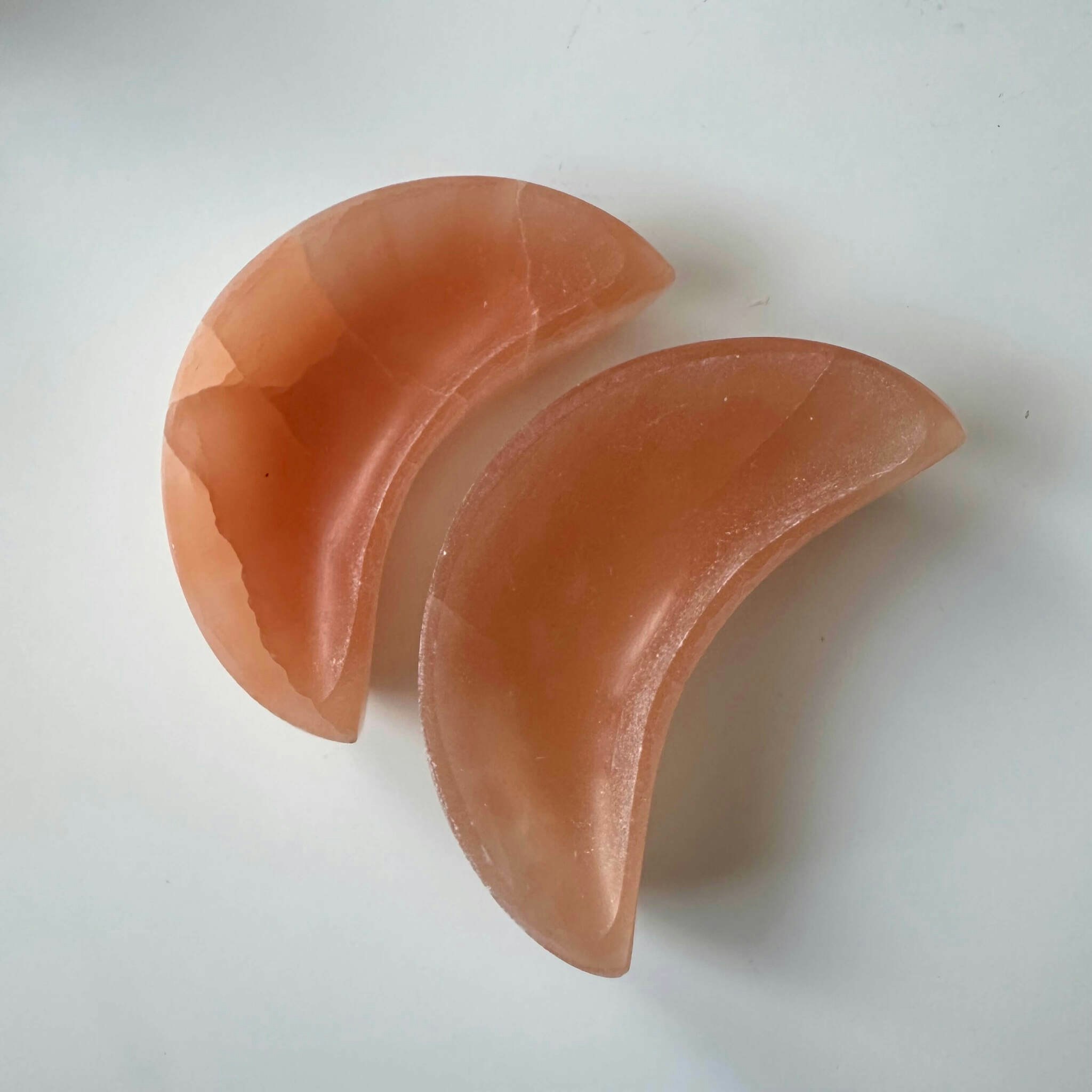 Månformad skål i orange Selenit