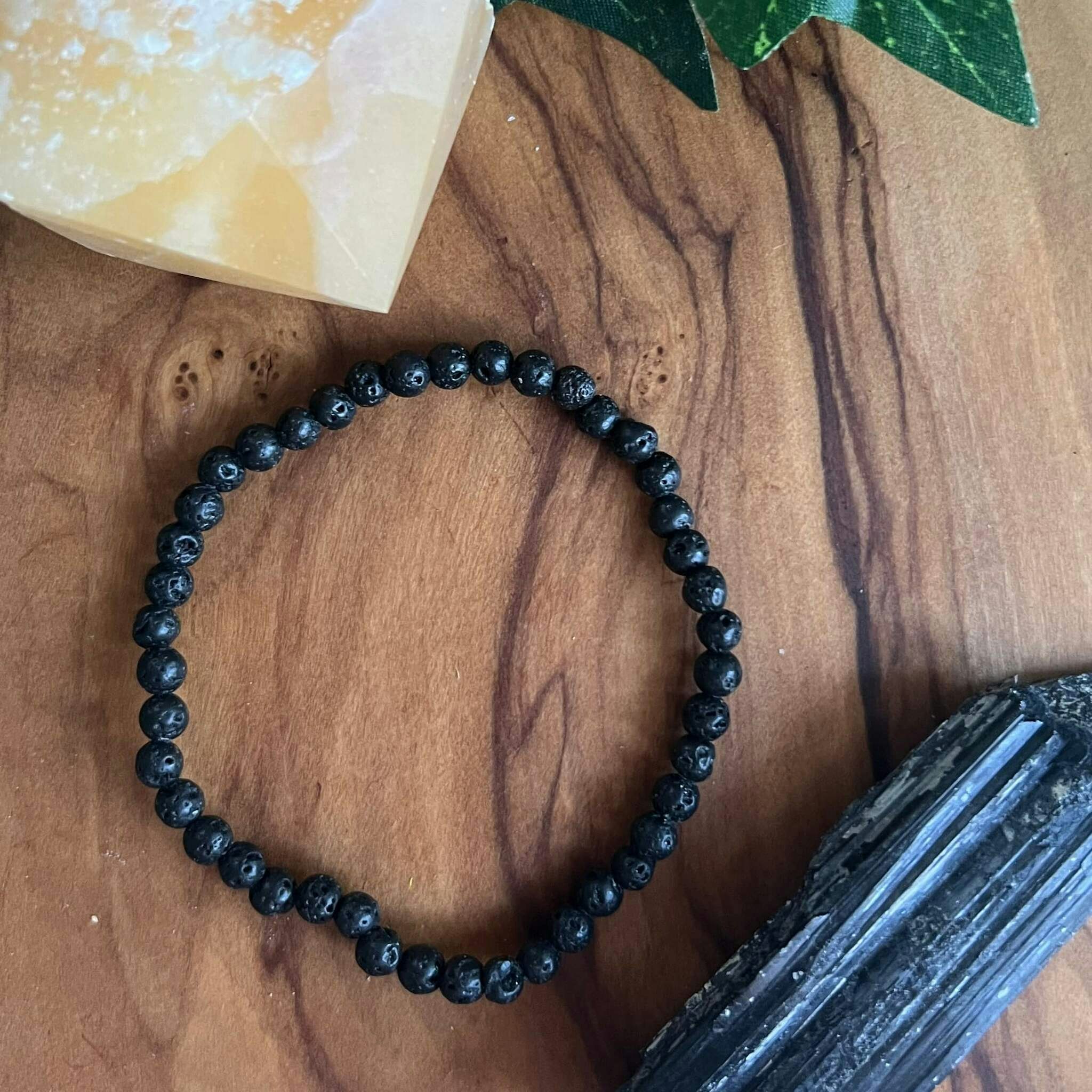 Lavasten armband 4mm runda stenar