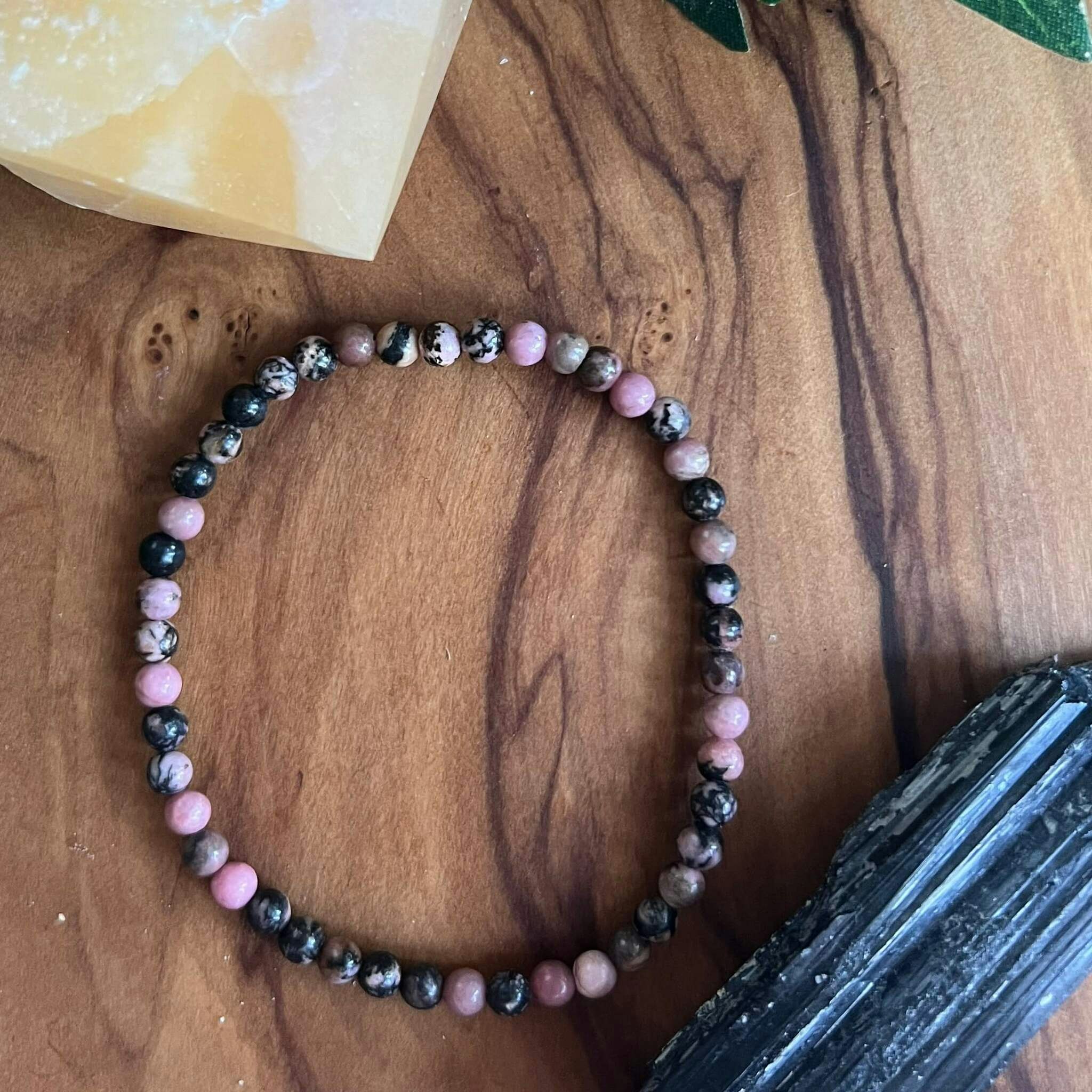 Rodonit armband 4mm runda stenar