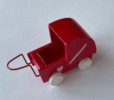 Rödmålad dockvagn