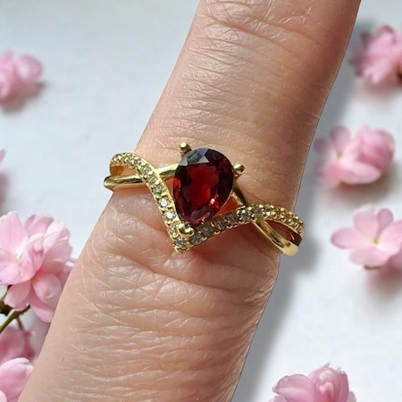 Gullforgylt S925 Sølvring med Granat