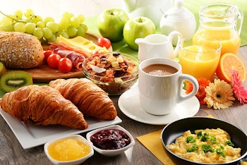 Företagsfrukost fralla med ost och skinka samt stor croissant