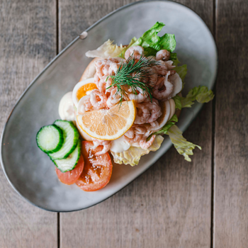 Halv räksmörgås på ljust eller mörkt bröd