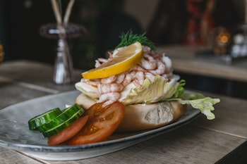 Halv räksmörgås på ljust eller mörkt bröd