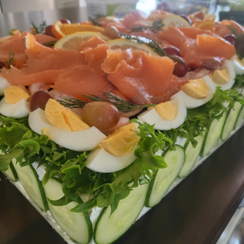 Smörgåstårta Lax & räkor 125kr/bit. Minsta antal att beställa är för 2 personer