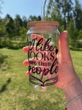 Glas - I like books more than people