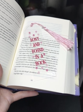 Bokmärke Transparent Lost and Found in a Book