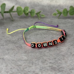 Down is Up Makraméarmband i Regnbågsfärger för Downs Syndrom