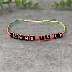 Down is Up Makraméarmband i Regnbågsfärger för Downs Syndrom