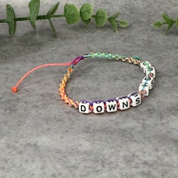 Down is Up Makraméarmband i Regnbågsfärger för Downs Syndrom