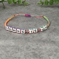 Down is Up Makraméarmband i Regnbågsfärger för Downs Syndrom