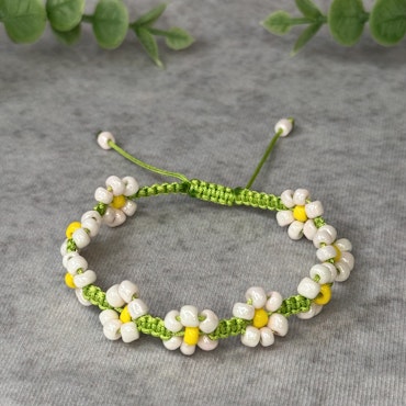 Somrigt armband med blommor