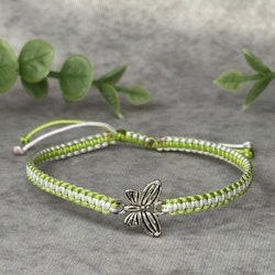 Somrigt armband med en fjäril