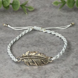 Makraméarmband med fjäder