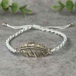 Makraméarmband med fjäder