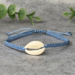 Somrigt blått armband med en snäcka