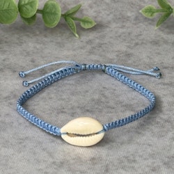 Somrigt blått armband med en snäcka