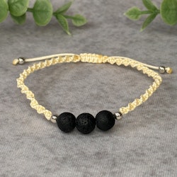 Makraméarmband med lavastenar